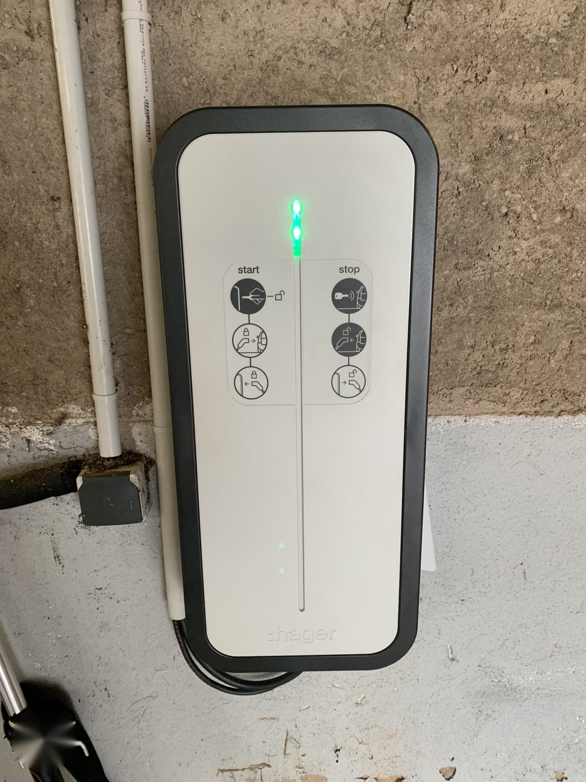 Borne de recharge Hager Witty posée et raccordée