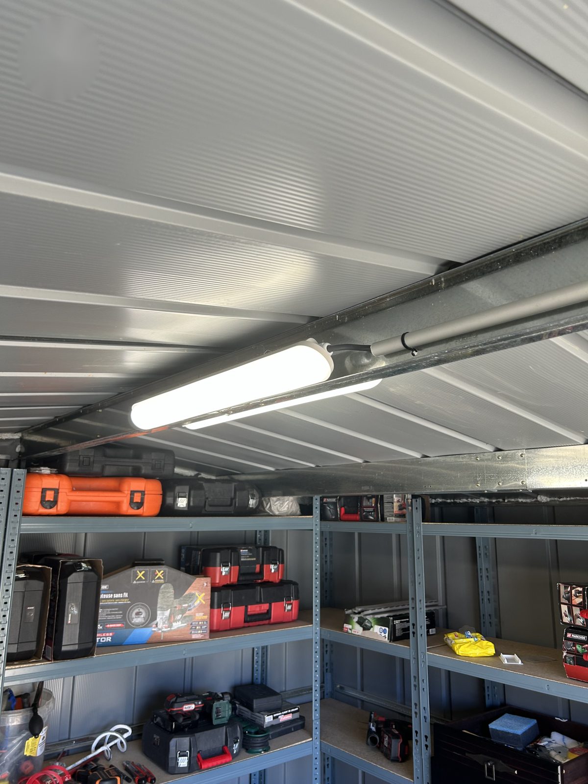 Réglette LED étanche installée en atelier