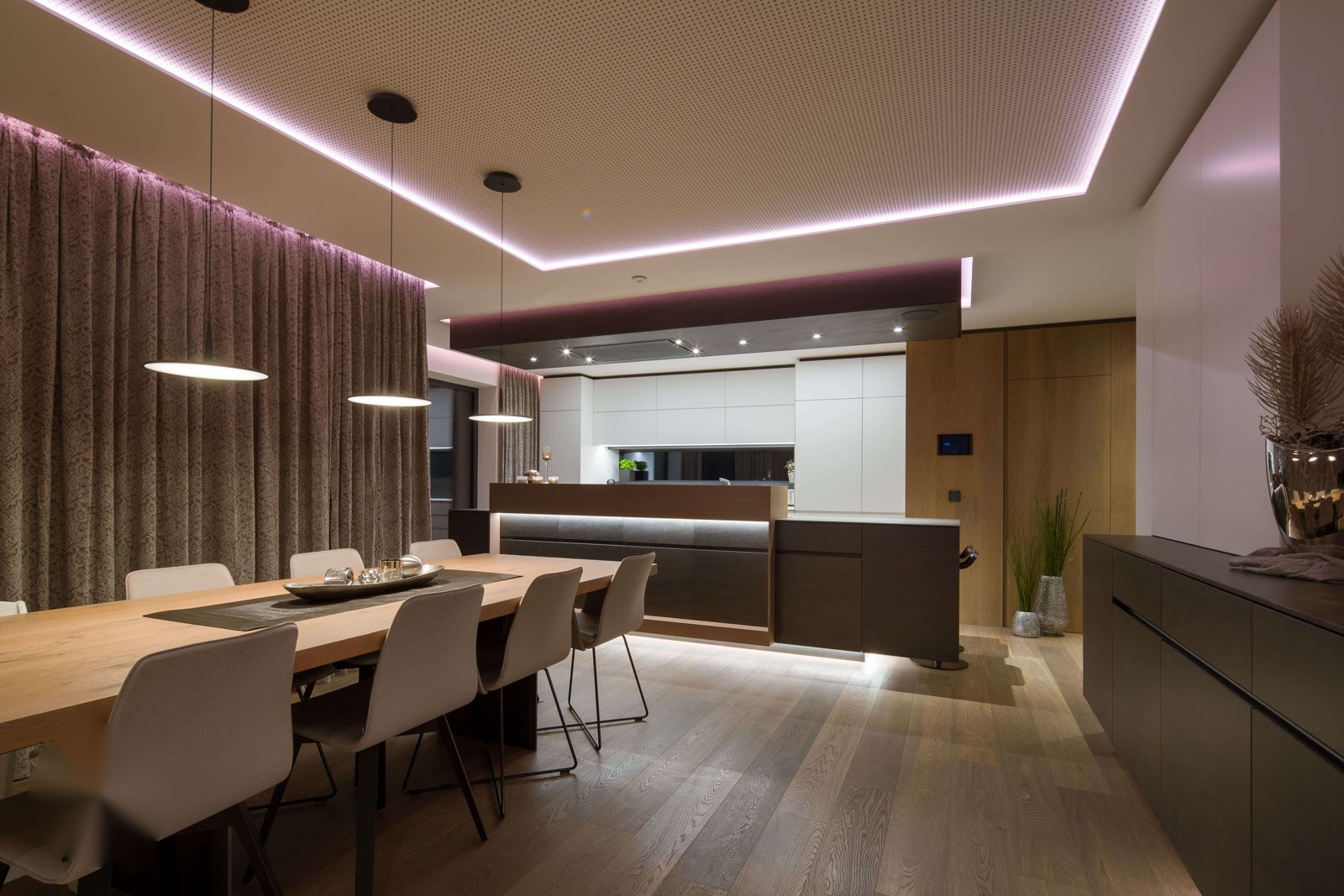 Ambiance lumineuse moderne avec rubans LED en corniche et suspensions