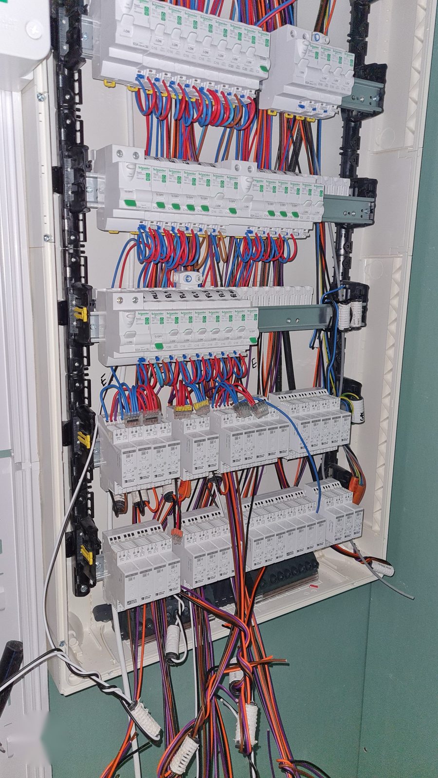Tableau Schneider en cours de câblage sur chantier neuf