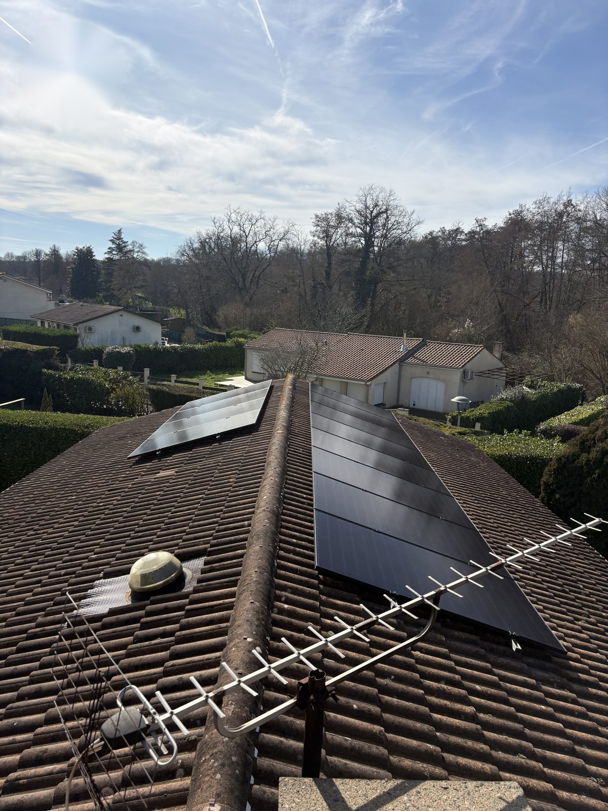 Panneaux photovoltaïques sur toit en tuiles avec garde-corps