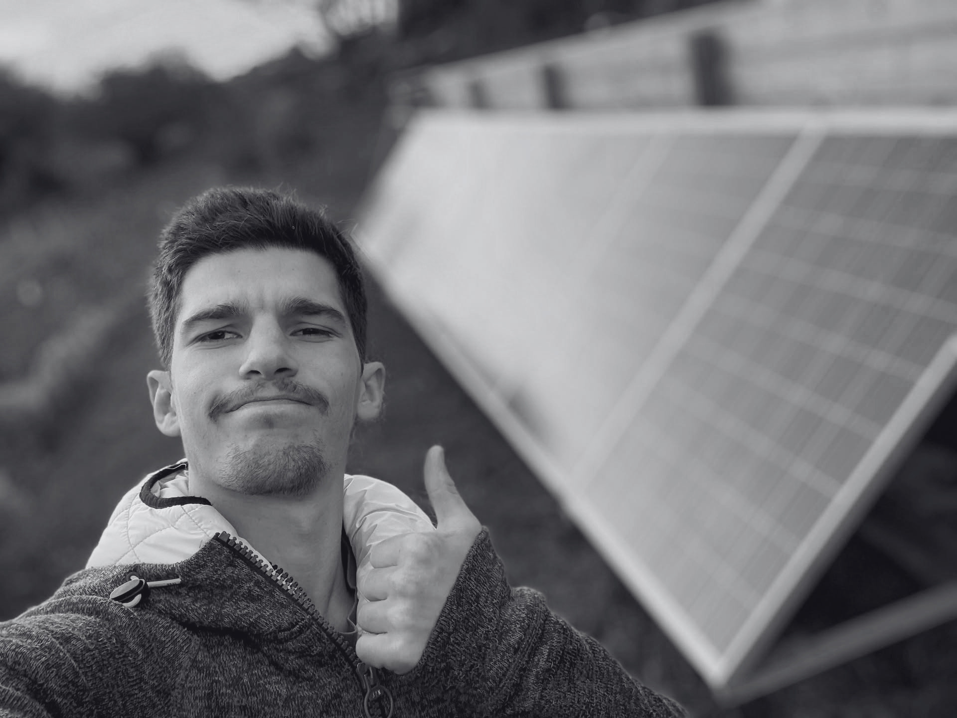 Alexandre, électricien Home Elec, devant un panneau photovoltaïque